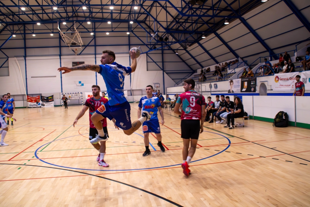 Marco Box encara porteria. Dario Perez. Objetivo Torrevieja