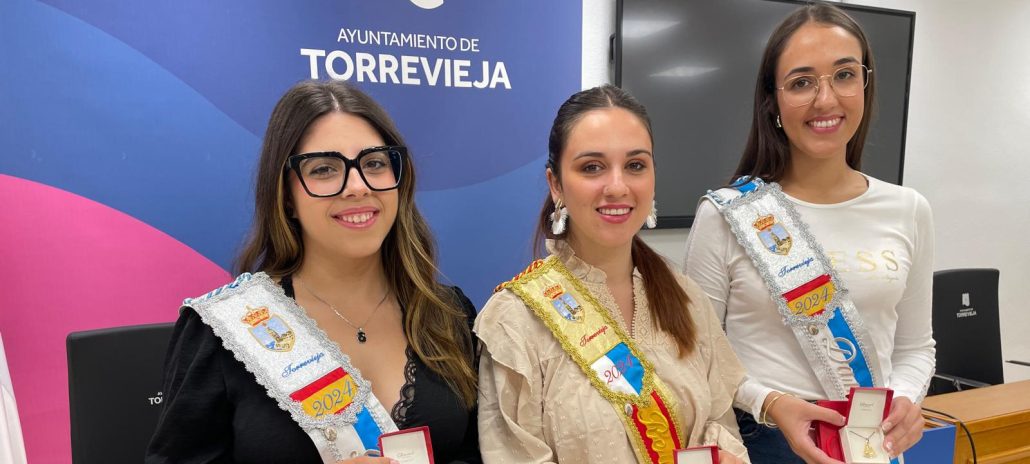 NURIA MARTÍ DE ORO, ANA VIDAL MARTÍNEZ E INÉS MARTÍNEZ CONESA, RECIBEN LOS DISTINTIVOS DE LA CORTE SALINERA 1