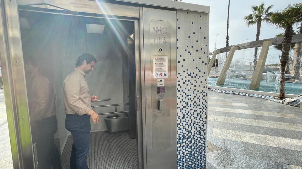 ENTRAN EN FUNCIONAMIENTO LOS CINCO ASEOS DE USO PÚBLICO DE TORREVIEJA 5