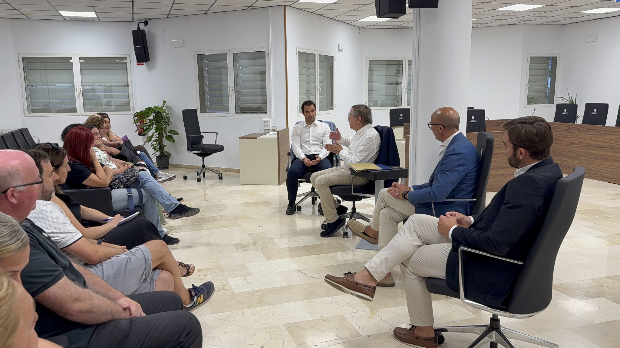 EL CONSELLER DE EDUCACIÓN Y EL ALCALDE SE REÚNEN CON LOS REPRESENTANTES DE LAS AMPA DE TORREVIEJA Y DE LA FAPA GABRIEL MIRÓ 1
