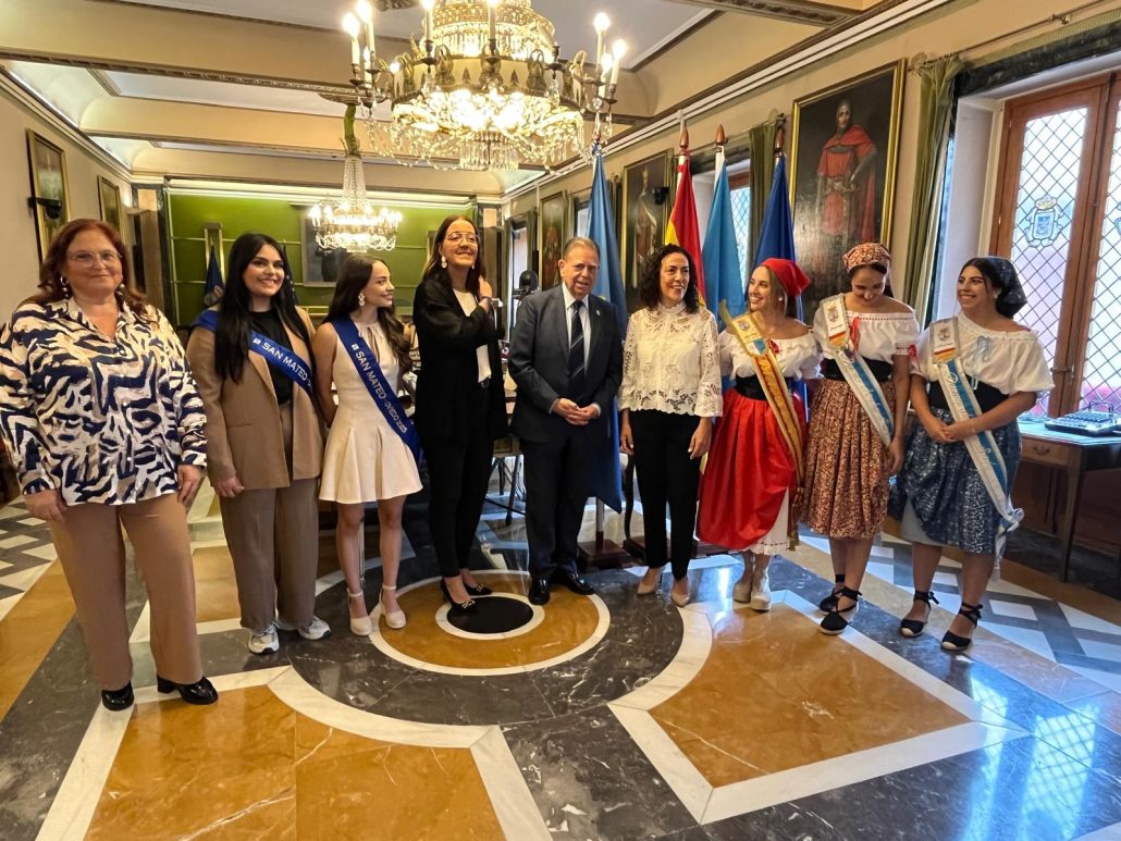 EL ALCALDE DE OVIEDO RECIBE A LA CORTE SALINERA EN LA CAPITAL DEL PRINCIPADO DE ASTURIAS 1