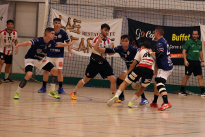 Instante de la defensa salinera. Foto Raúl Ruíz