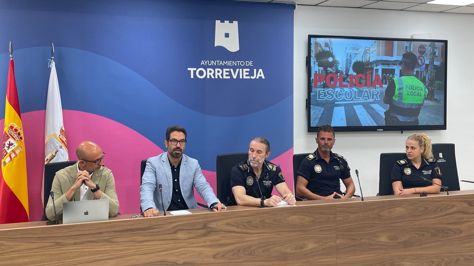 TORREVIEJA PONE EN MARCHA UNA NUEVA PATRULLA ESCOLAR DE LA POLICÍA LOCAL PARA REFUERZO DE LA ATENCIÓN A MENORES Y CENTROS EDUCATIVOS 2
