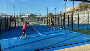 EL AYUNTAMIENTO REAPERTURA LAS SIETE PISTAS DE PÁDEL, DOS PISTAS DE FRONTENIS, NUEVO CONTROL DE ACCESO A LAS INSTALACIONES Y LA CONSTRUCCIÓN DE UNA CAFETERÍA EN LA CIUDAD DEPORTIVA 1