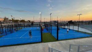 EL AYUNTAMIENTO REAPERTURA LAS SIETE PISTAS DE PÁDEL, DOS PISTAS DE FRONTENIS, NUEVO CONTROL DE ACCESO A LAS INSTALACIONES Y LA CONSTRUCCIÓN DE UNA CAFETERÍA EN LA CIUDAD DEPORTIVA 11