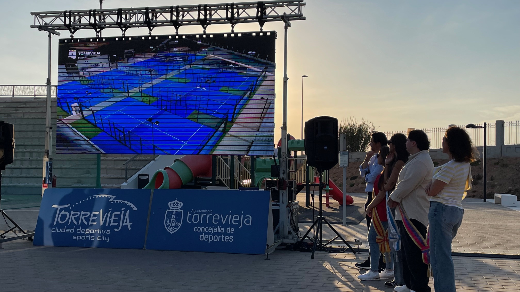 EL AYUNTAMIENTO REAPERTURA LAS SIETE PISTAS DE PÁDEL, DOS PISTAS DE FRONTENIS, NUEVO CONTROL DE ACCESO A LAS INSTALACIONES Y LA CONSTRUCCIÓN DE UNA CAFETERÍA EN LA CIUDAD DEPORTIVA 7