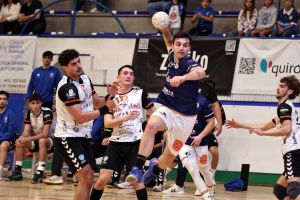 Dani Payá consigue penetrar en la defensa petrerí. Foto Raúl Ruiz