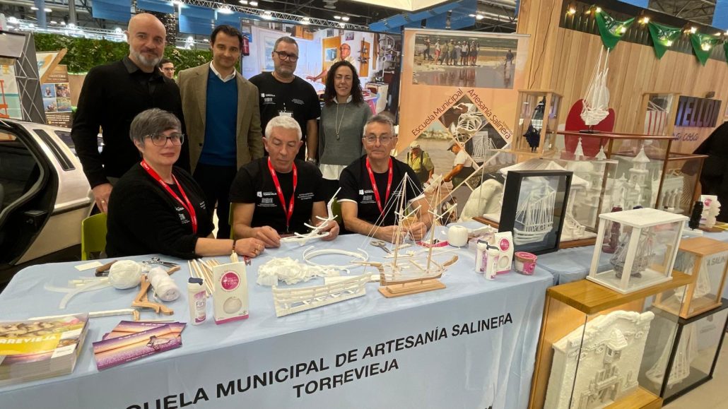 LA ESCUELA MUNICIPAL DE ARTESANÍA SALINERA DE TORREVIEJA MUESTRA EN FITUR UNA DE LAS TRADICIONES MÁS SINGULARES DE LA CIUDAD 6