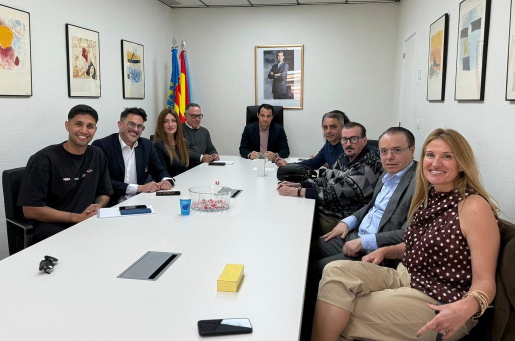 EL ALCALDE DE TORREVIEJA SE REÚNE CON LA NUEVA JUNTA DIRECTIVA DE APYMECO PARA IMPULSAR PROYECTOS DE APOYO AL COMERCIO LOCAL 1